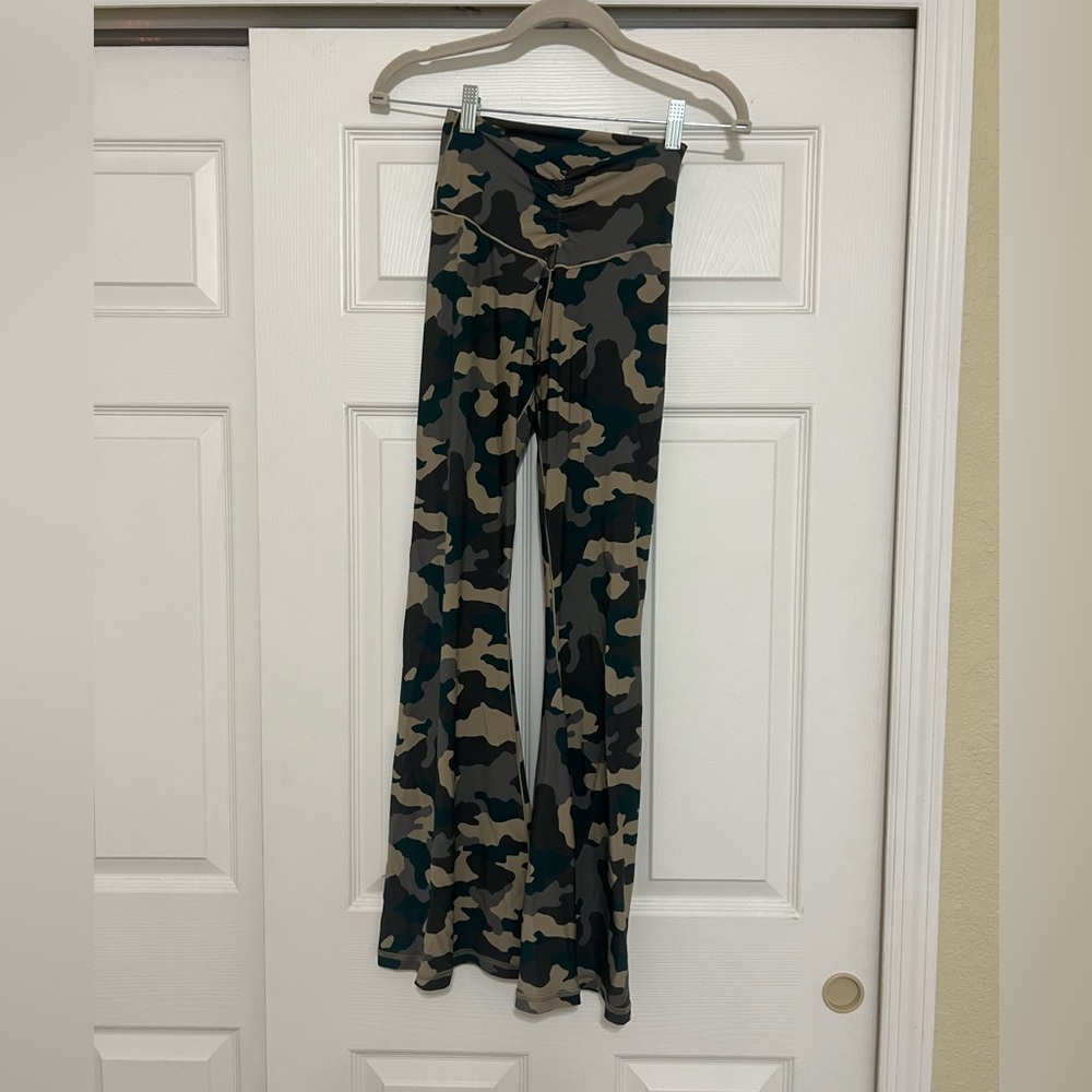 Aerie camo flare leggings